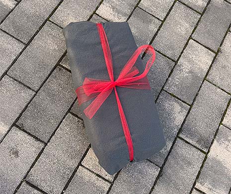 Dritter Schritt zum Aufbau eines XXL Weihnachtsstern aus Holzböcken. Geschenk aus Sandsack zum Beschweren des Holzsterns.