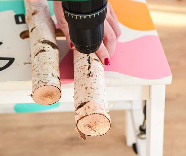 DIY Anleitung für einen Bilderrahmen aus Birkenstämmen. Schritt 2: Löcher für den Draht vorbohren