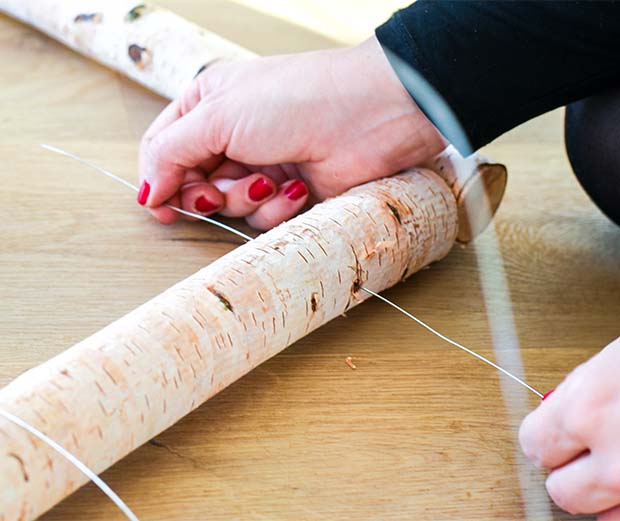 DIY Anleitung für einen Bilderrahmen aus Birkenstämmen. Schritt 4: Draht durch die Löcher in den Birkenstämmen fädeln.