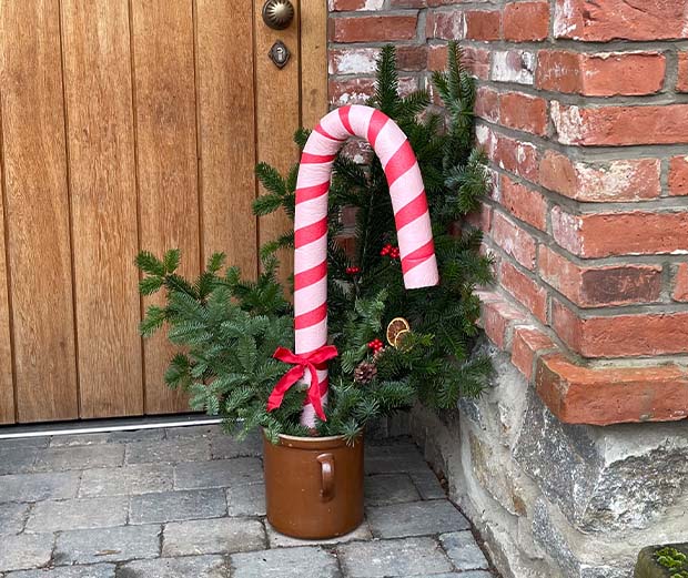 Zuckerstange basteln: XXL Zuckerstange aus Poolnudel in einem Blumentopf