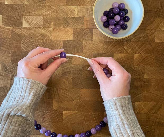 DIY Handtuchhalter im Memphis-Look - Perlen einfädeln