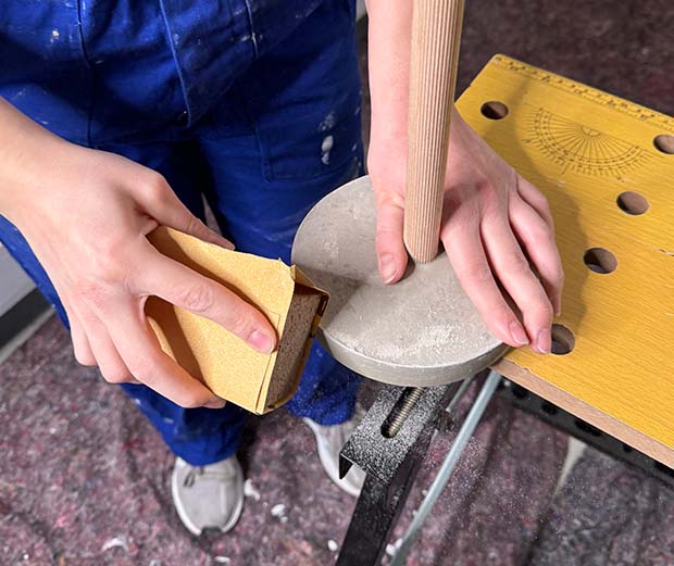 Küchenrollenhalter mit Betonfuß selber bauen. Schritt 4: Beton schleifen.